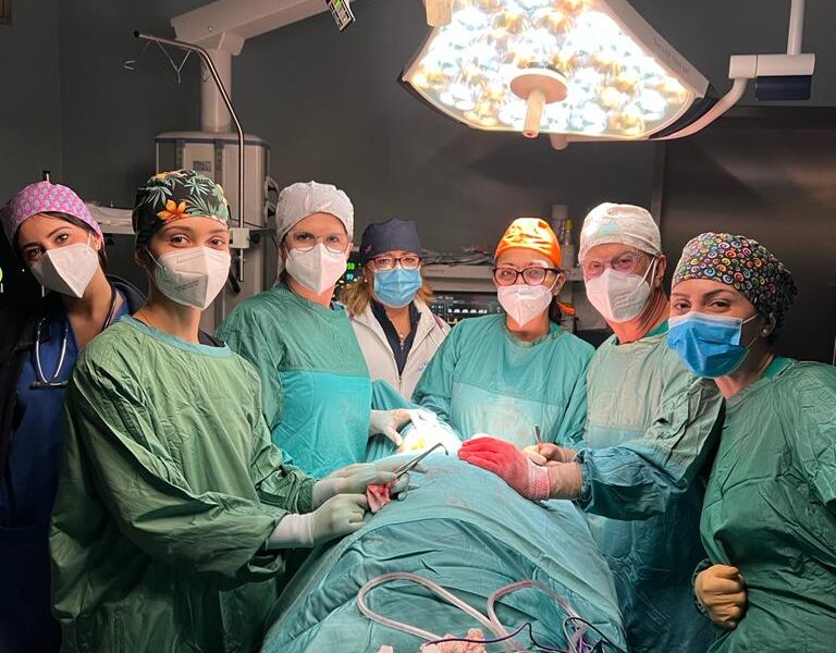 “Straordinario intervento chirurgico” ma non basta: uomo in condizioni disperate muore nonostante sforzi dei medici