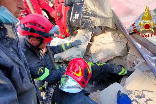 Palazzina crollata, trovato morto il marito di Giuseppina: la donna in gravi condizioni, ustioni sul 70% del corpo