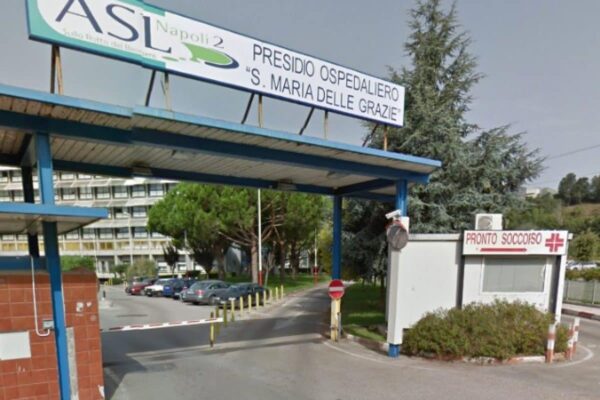 Vuole notizie sulla parente ricoverata e mette le mani al collo del medico: violenza al pronto soccorso