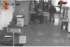 Armati di pistola e parrucca sequestrano direttore e dipendenti per il colpo in banca