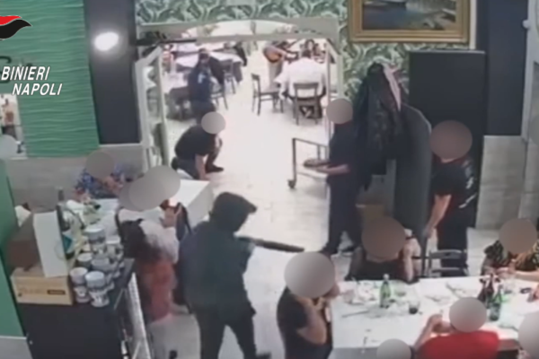 Kalashnikov puntato sui bimbi, tre arresti per la rapina in pizzeria: “Banda che usava armi da guerra”