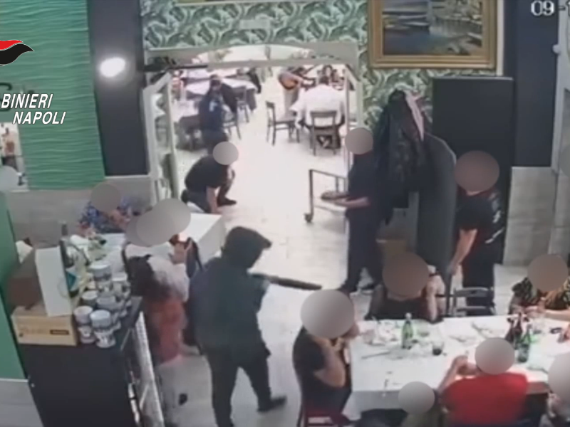 Kalashnikov puntato sui bimbi, tre arresti per la rapina in pizzeria: “Banda che usava armi da guerra”