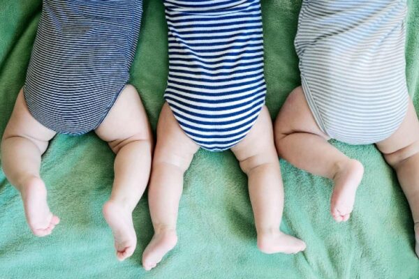 Mattia, Davide e Angelo, i tre gemellini protagonisti di un caso eccezionale: “Solo poche volte al mondo”