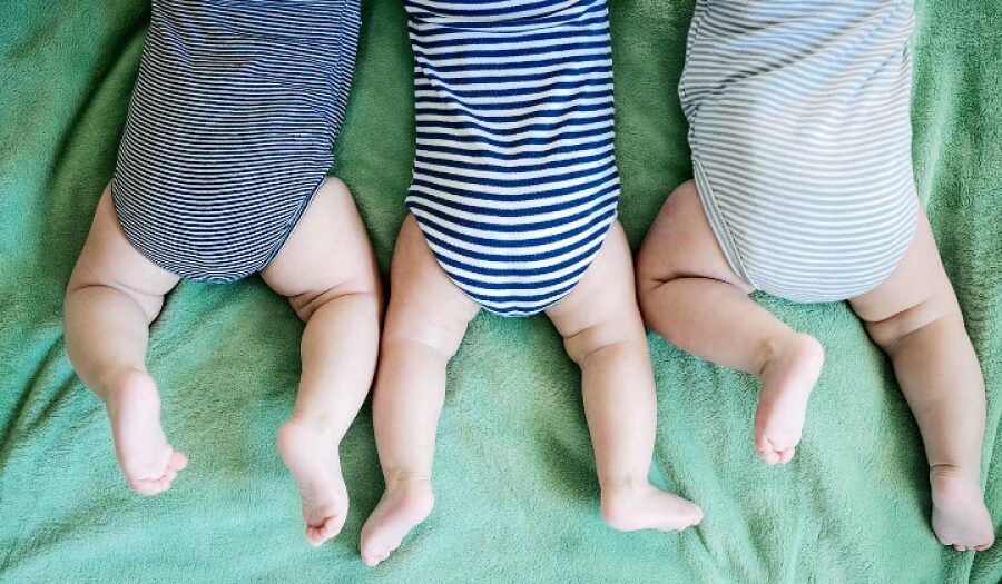 Mattia, Davide e Angelo, i tre gemellini protagonisti di un caso eccezionale: “Solo poche volte al mondo”