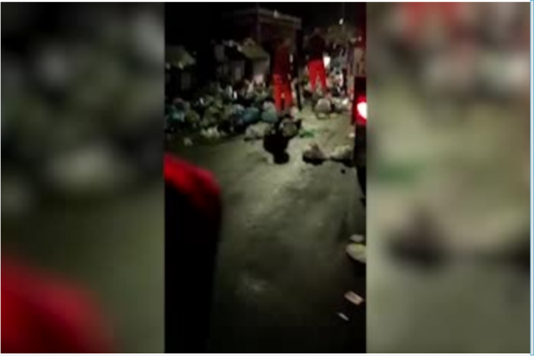 Caos rifiuti, residenti incappucciati lanciano “monnezza” in strada: “Da giorni non passa nessuno”