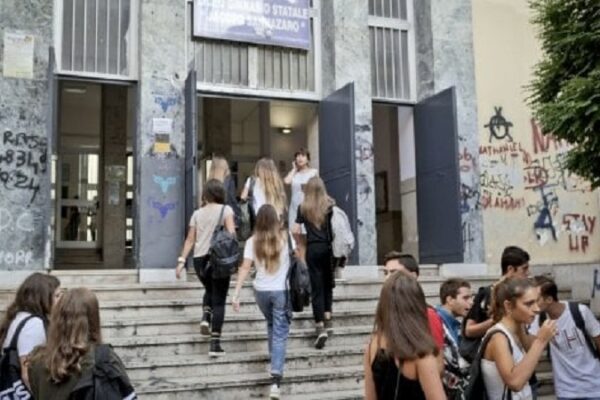 Quali sono i migliori licei di Napoli: l’indagine di Eduscopio conferma il Sannazzaro, scende l’Umberto I