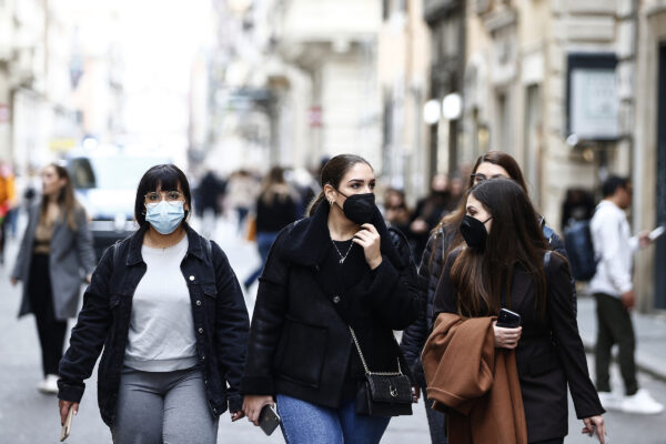 Natale di Roma: vie dello shopping transennate, piazze a numero chiuso e mascherine anche all’aperto