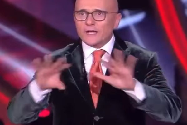 Grande Fratello, Signorini avverte Varrese (perdonato): “Alla prossima sei squalificato” ma il web non… Grande Fratello, Signorini avverte Varrese (perdonato): “Alla prossima sei squalificato” ma il web non…