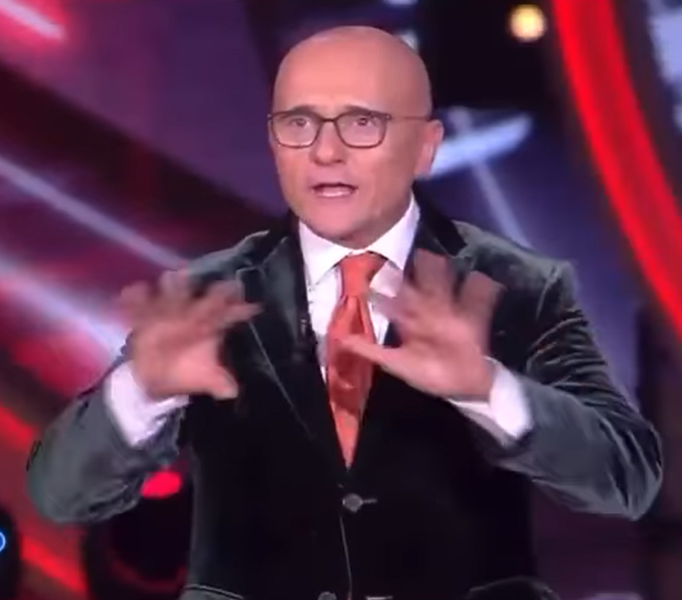 Grande Fratello, Signorini avverte Varrese (perdonato): “Alla prossima sei squalificato” ma il web non…