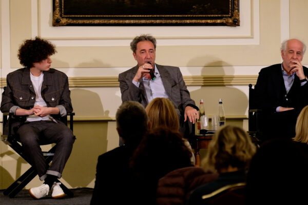 “Il mio unico nume tutelare del film è Massimo Troisi”, Paolo Sorrentino alla prima di “È stata la mano di Dio”