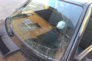 Spari a Napoli, terrore in strada: auto crivellata di proiettili