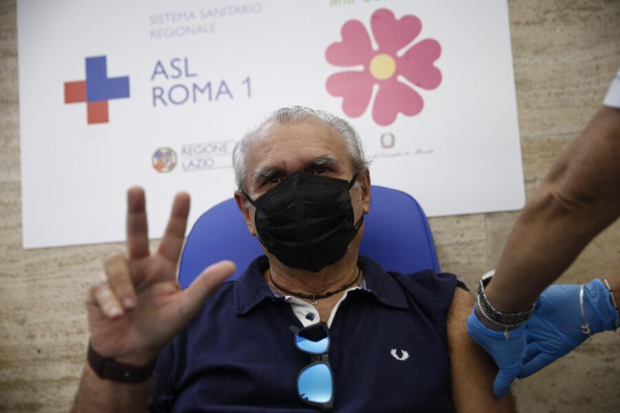 “Booster libero, non c’è tempo da perdere”, la Regione pressa per la terza dose senza fasce d’età