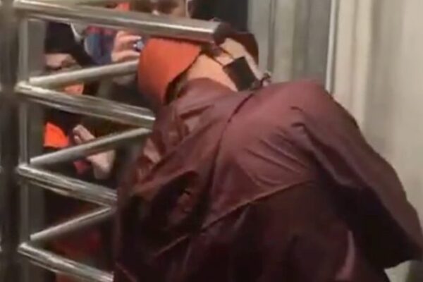 Tifoso della Roma rimane incastrato nel tornello dell’Olimpico: la disavventura è virale