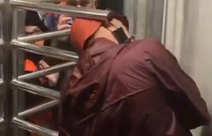 Tifoso della Roma rimane incastrato nel tornello dell’Olimpico: la disavventura è virale