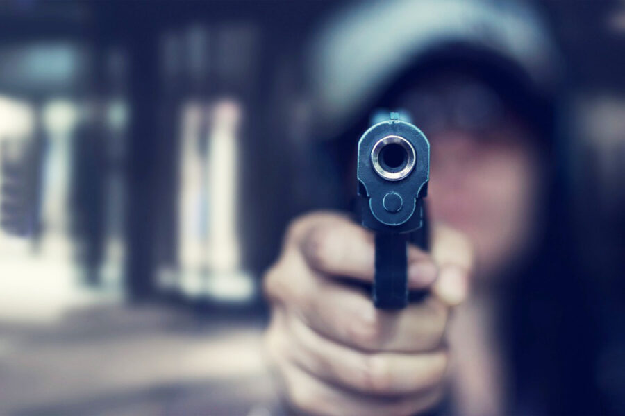 Tenta di uccidere il cugino per soldi, arrestato a 19 anni: la ‘vittima’ salva dopo il colpo di pistola alla testa