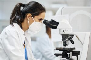 Variante Omicron, positivi anche moglie e figli del ‘paziente zero’ casertano: “Hanno sintomi lievi”