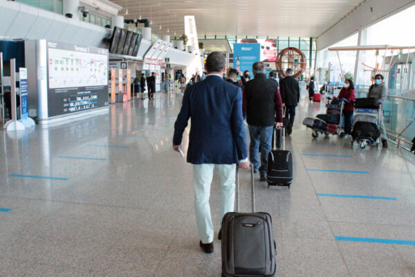 Variante Omicron, primo caso sospetto in Italia: è un campano di ritorno dall’Africa