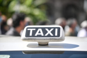 “La testa è già fuori”, donna partorisce in taxi: la corsa miracolosa in ospedale