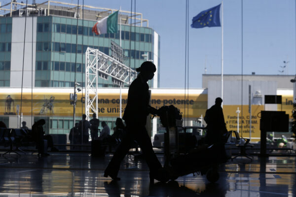 Foto Cecilia Fabiano/ LaPresse 
15 Giugno 2020 Roma   (Italia)
Cronaca 
Riapertura  delle frontiere in Europa riprendono i voli all’aeroporto di Fiumicino 
Nella Foto :  Passeggeri all’aeroporto Leonardo da Vinci 
Photo Cecilia Fabiano/LaPresse
June 15 , 2020  Rome  (Italy) 
News
Reopening of the European frontiers , flight resumed in Fiumicino airport   
In the pic : Passengers in Leonardo da Vinci’s airport
