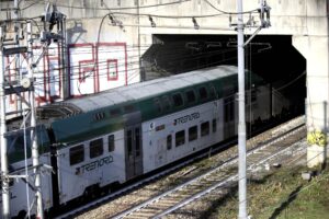 Orrore in stazione e sul treno, doppia violenza su due ragazze 20enni: caccia agli aggressori