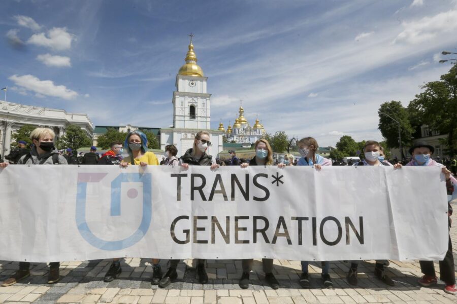 Cos’è la carriera alias, la procedura che permette agli studenti transgender di cambiare nome a scuola e università