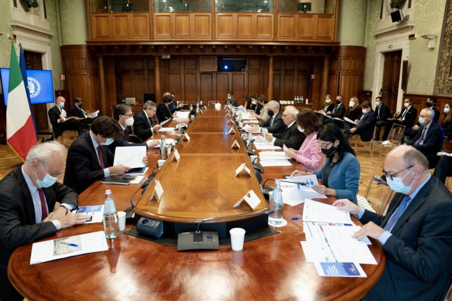 Aumenti bollette, salta il contributo solidarietà per redditi sopra 75mila euro: maggioranza spaccata