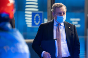 L’Europa bacchetta l’Italia sulle restrizioni per i viaggi, Draghi tira dritto: “Necessarie contro Omicron”