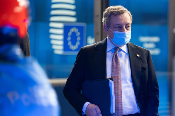 L’Europa bacchetta l’Italia sulle restrizioni per i viaggi, Draghi tira dritto: “Necessarie contro Omicron”