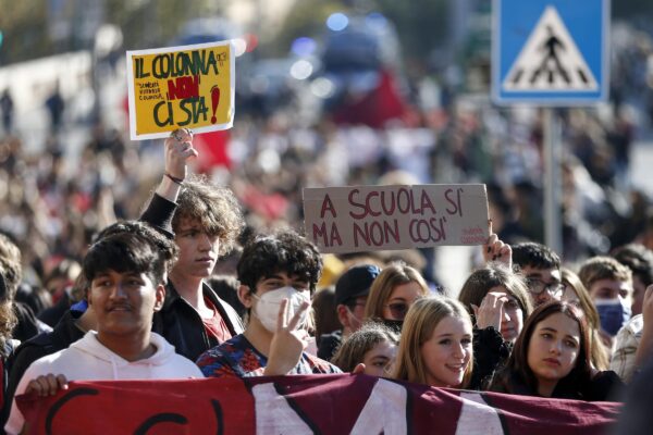 Sciopero della scuola, la protesta che strizza l’occhio ai no Vax (e spacca i sindacati)
