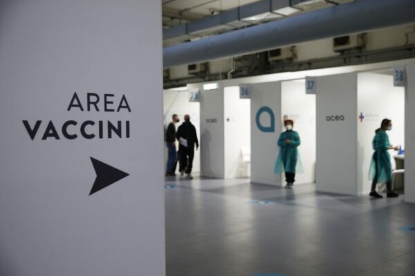 Covid, sale l’incidenza e 7 Regioni superano la soglia delle terapie intensive: chi rischia la Zona Gialla