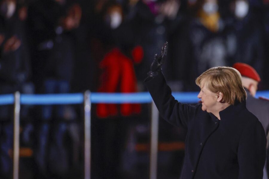 Addio amaro ad Angela Merkel, passaggio di testimone con Scholz mentre il paese è in ginocchio