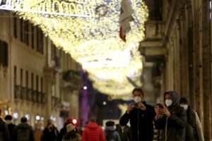 Stretta di Natale, il governo decide su Green Pass e terza dose: 4 Regioni a rischio Zona Arancione