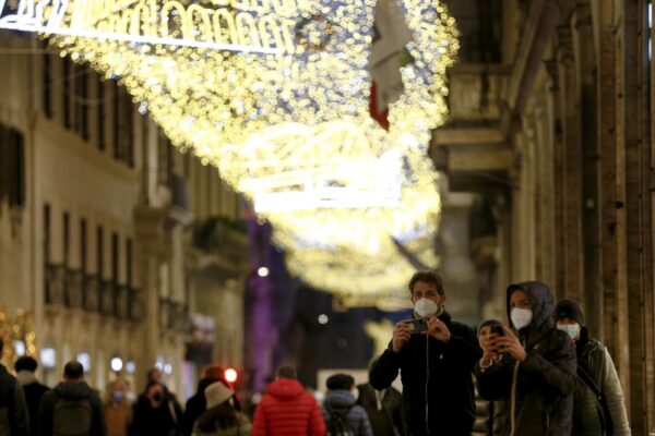 Stretta di Natale, il governo decide su Green Pass e terza dose: 4 Regioni a rischio Zona Arancione