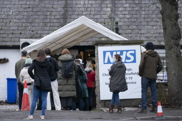 Variante Omicron, primo morto nel Regno Unito: a Londra causa già il 40% dei nuovi casi