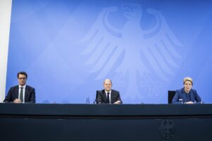 Covid, nuove restrizioni in Germania: stop a discoteche e partite a porte chiuse