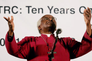 Chi era Desmond Tutu, il compagno di lotte di Mandela uno dei migliori uomini del Novecento Chi era Desmond Tutu, il compagno di lotte di Mandela uno dei migliori uomini del Novecento