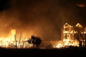 Violenti incendi devastano il Colorado, il presidente Biden approva lo stato d’emergenza