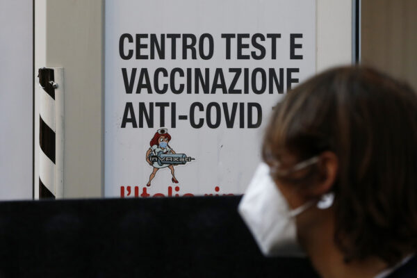 Foto Cecilia Fabiano/ LaPresse 
31 Dicembre  2021 Roma (Italia)
Cronaca : 
Fila alla farmacia di Santa Maria in Trastevere  per effettuare il tampone covid  prima di Capodanno
Nella Foto :  farmacia Trastevere 
Photo Cecilia Fabiano/ LaPresse
December  31 , 2021  Rome (Italy) 
News : 
Line for a swab in Trastevere Pharmacy  
In The Pic : Santa Maria in Trastevere