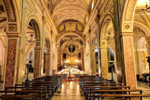 Cacciamo i mercanti dal Tempio: i luoghi di culto o inaccessibili o messi a profitto