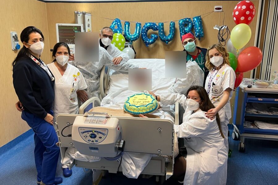 La forza del piccolo Mattias: dall’incubo covid al compleanno con mamma, papà e Insigne: “Sei il nostro eroe”