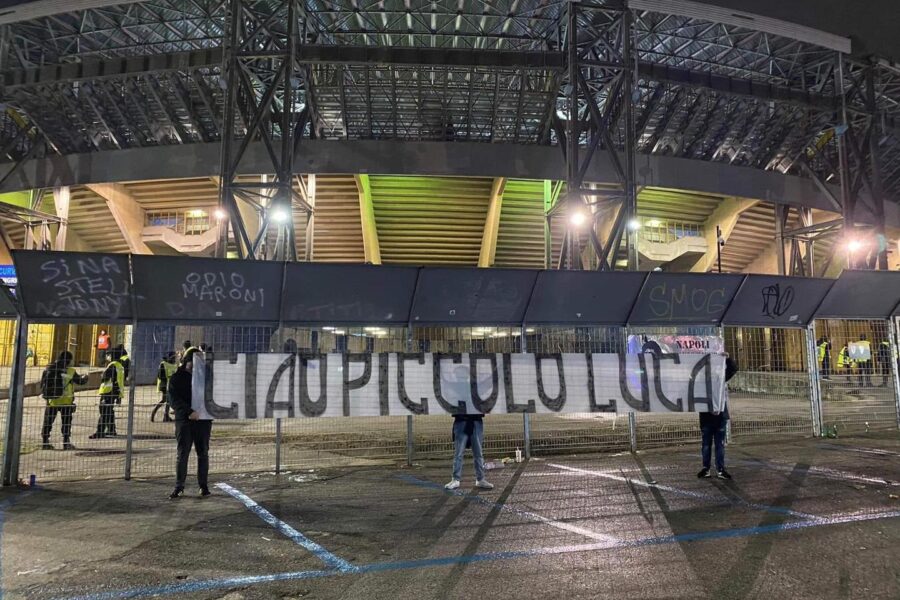 Luca morto a 15 anni, lo striscione dei tifosi del Napoli e l’autopsia prima dell’ultimo saluto