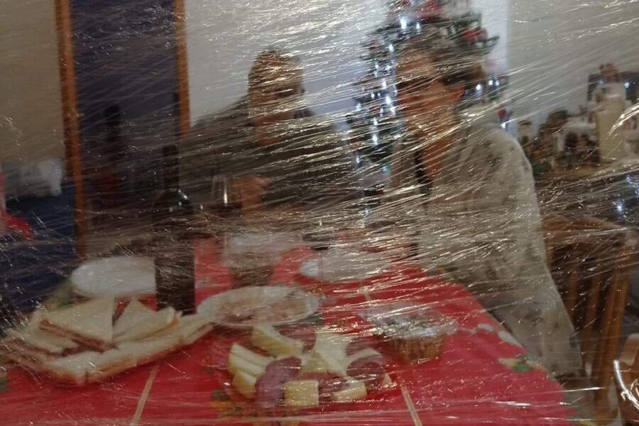 La cena di Natale con la pellicola per stare con la figlia positiva, la foto: “Non volevano lasciarmi sola”