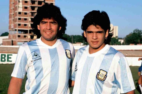 Buenos Aires-Napoli, un filo diretto fatto di valigie di cartone, canzoni in dialetto, sogni, santi e Maradona. Pinto: “Era la terra nuova, i segni sono ovunque” Buenos Aires-Napoli, un filo diretto fatto di valigie di cartone, canzoni in dialetto, sogni, santi e Maradona. Pinto: “Era la terra nuova, i segni sono ovunque”