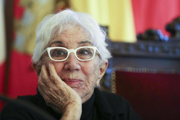 Foto LaPresse – Marco Cantile
Napoli, 22/12/2015
Cronaca
Lina Wertmuller riceve la cittadinanza onoraria di Napoli. La cerimonia a palazzo San Giacomo con il sindaco Luigi de Magistris.
Nella foto: Lina Wertmuller