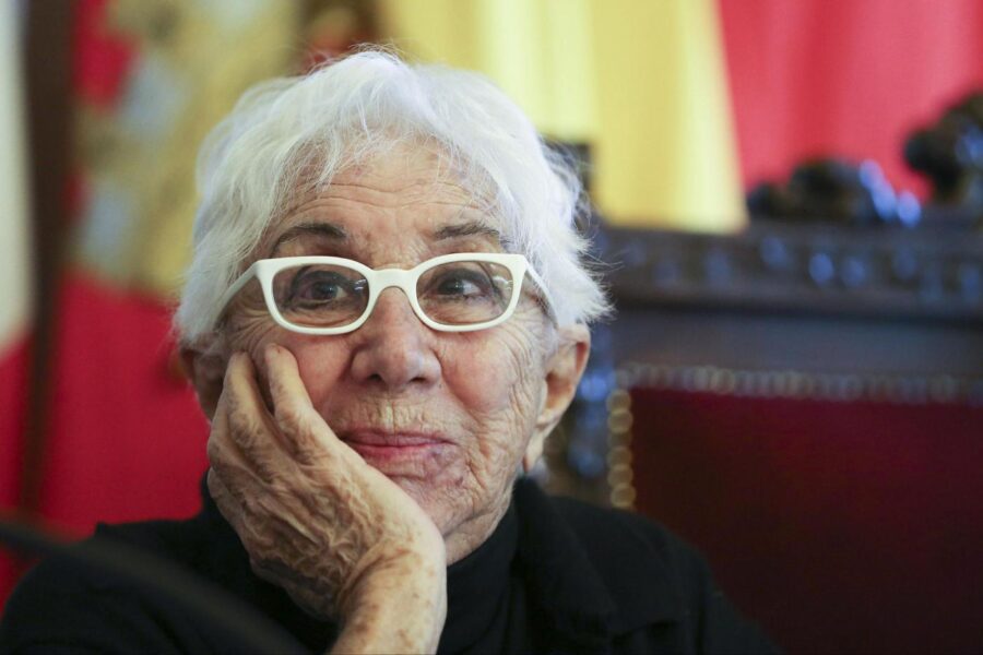 Foto LaPresse – Marco Cantile
Napoli, 22/12/2015
Cronaca
Lina Wertmuller riceve la cittadinanza onoraria di Napoli. La cerimonia a palazzo San Giacomo con il sindaco Luigi de Magistris.
Nella foto: Lina Wertmuller