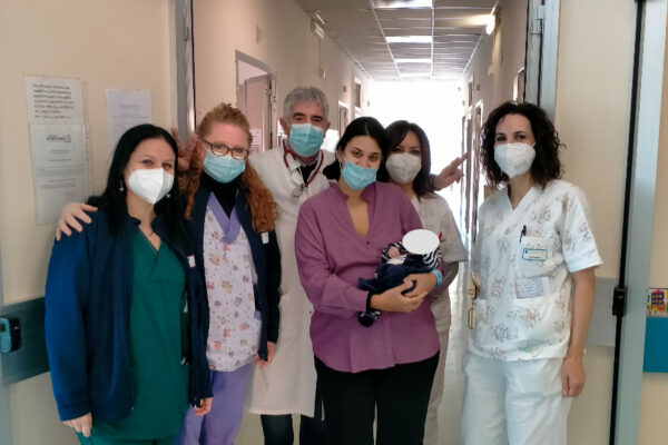 Partorisce Michele e discute la tesi 3 giorni dopo dall’ospedale: la storia di mamma Chiara