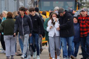 Strage a scuola, 15enne uccide tre studenti e ne ferisce otto: “Papà oggi resto a casa perché sparano” Strage a scuola, 15enne uccide tre studenti e ne ferisce otto: “Papà oggi resto a casa perché sparano”