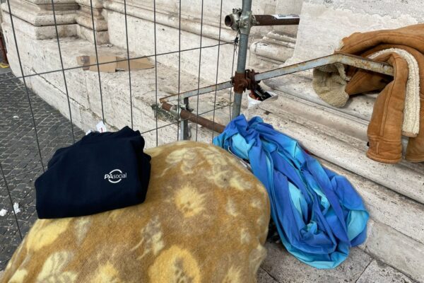 Arriva il freddo, PA Social regala felpe calde ai senzatetto di Roma