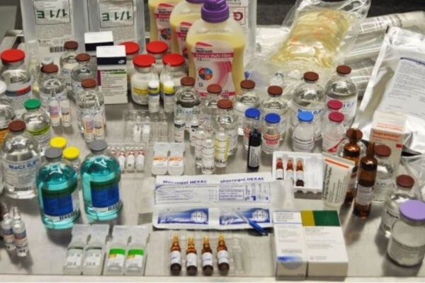 “Queste sono le medicine che un paziente con Covid deve assumere ogni giorno”, il messaggio dell’ospedale ai No Vax