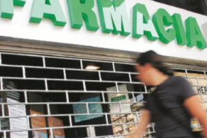 Farmacia no vax chiusa dal sindaco: titolare e dipendente non vaccinati (e sospesi) continuavano ad esercitare